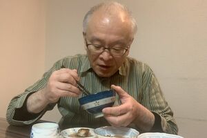 あかねさんが作ってくれた食事を頬張る、最近の大橋先生の様子