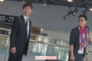 12月中旬に行われた『BG』のロケ。空港のシーンを都内の商業ビルで撮影。(左)木村拓哉(右)満島真之介