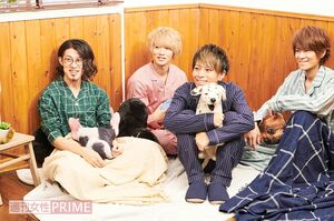 Thinking Dogsメンバー揃って団らん中!? 左からわちゅ〜、TSUBASA、大輝、Jun　撮影／山田智絵