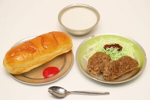 昭和27年（1952年）コッペパン、鯨の竜田揚げ、せんキャベツ、ジャム、脱脂粉乳