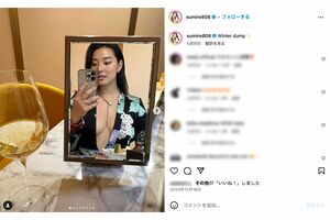 大胆に胸元の空いた花柄の服を着こなす(すみれのインスタグラムより)