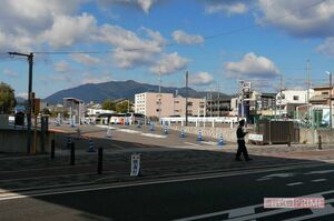 映画村の広大な駐車場。平日とはいえ空きが目立つ