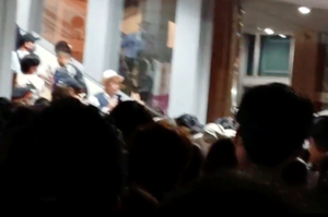 8月11日に京都府亀岡市で開催された「保津川市民花火大会」では駅に大量の人が押し寄せて（Twitterより）