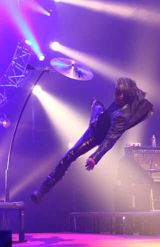 吉川晃司の「シンバルキック」がカッコよすぎる（2014年ツアーのWOWOW番組PR記事より）