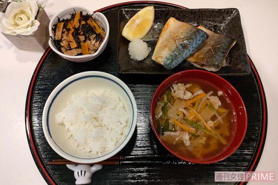 月曜日のメニュー例　●さばの塩焼き　●ひじき煮　●沢煮椀　●ご飯