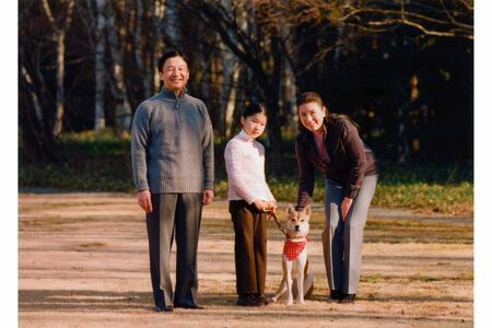 2010年　50歳　一緒に写っているのは、動物病院を通じて2009年に引き取られた保護犬の由莉（宮内庁提供）