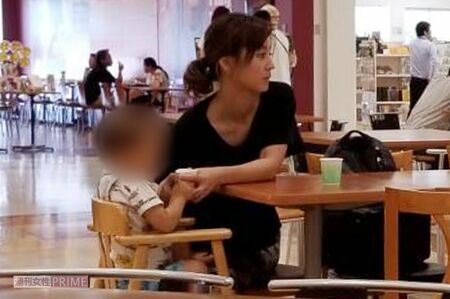 ショッピングモールで子どもたちと過ごす堀北真希さん