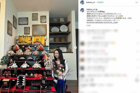 豪華なひな人形を飾った実家の写真を公開したTravisJapan松田元太の妹で、アイドルグループに所属するKOKORO(本人のインスタグラムより)