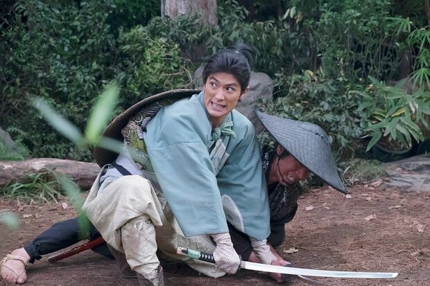 今川に対する謀反を疑われた井伊家。直親（三浦春馬）は申し開きに駿府へ向かうが、待ち伏せしていた今川の手の者たちに囲まれ、めった斬りにされてしまった　(c)NHK