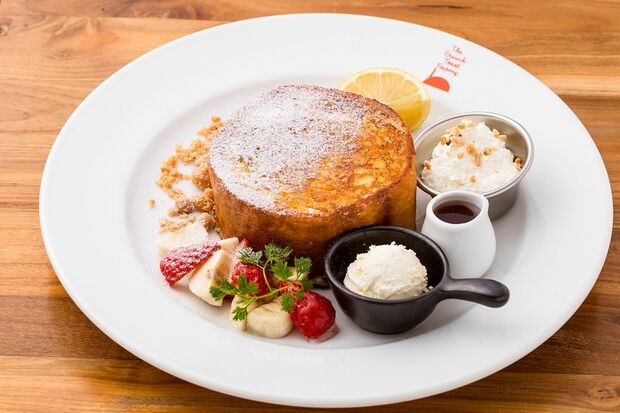 「ザ フレンチトースト ファクトリー」（東京・神奈川に4店舗）のフレンチトーストは、丸型の厚切りパンにアパレイユをたっぷりとしみ込ませ、じっくりと焼き上げた極上の一品。“世界一の幸福感”を味わえると話題に！　