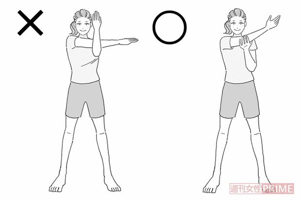 効果は半分以下！ 
腕を水平に引っぱると効果がほとんど得られない。手のひらを上に向けて逆側の腕に乗せ、下から上に引き上げよう