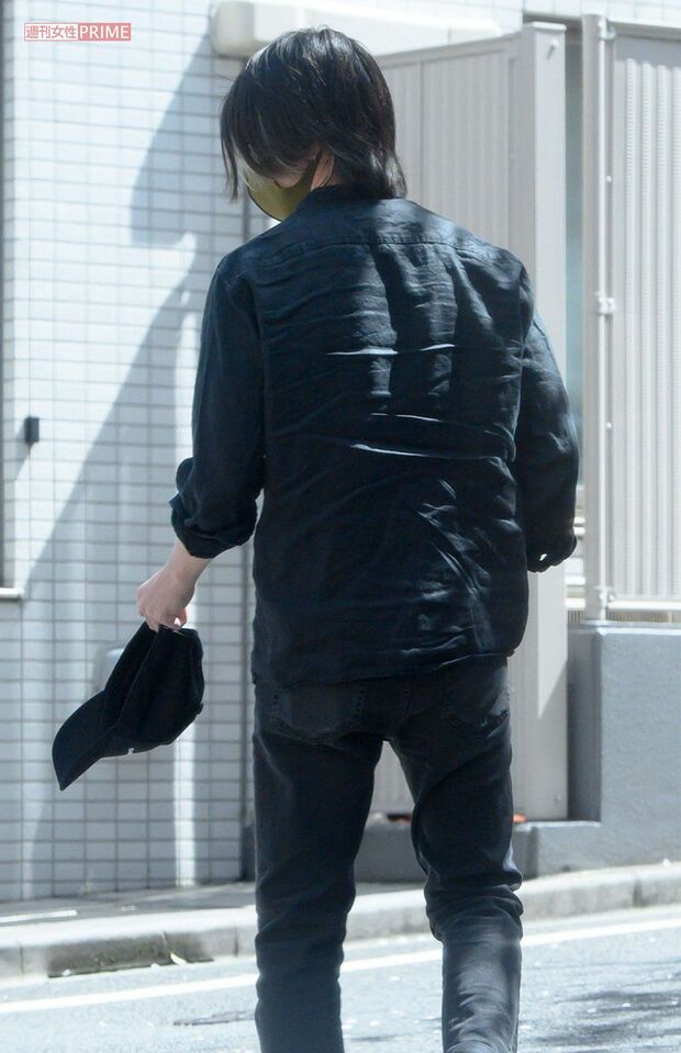 3月下旬、都内を歩く山下智久