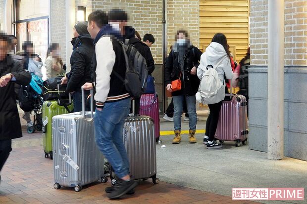 JR上野駅周辺。大きなキャリーバッグを持った外国人旅行者を多く見かける
