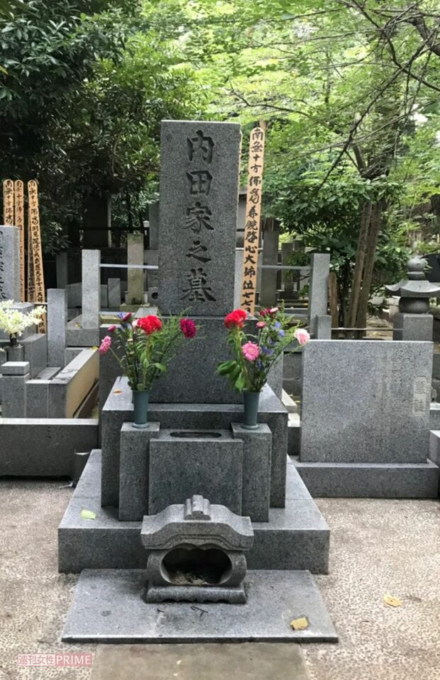 樹木希林さんの墓。色とりどりの花が飾られている