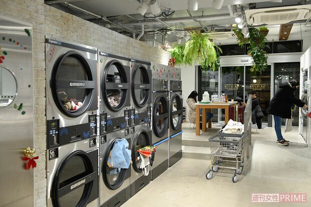 店内のコインランドリースペースはスタイリッシュでおしゃれ