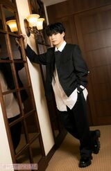 なにわ男子・長尾謙杜　撮影／矢島泰輔　ヘアメイク／花井菜緒（JOUER）　スタイリスト／菅沼 愛（TRON）　衣装／ANARCHIST TAILOR、LION HEART