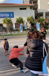 日本ハム・新庄監督の腕をつかんだ女性はバランスを崩して転倒した（SNSより）