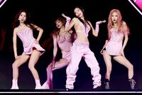 「めちゃくちゃ攻めてる」「かなりの露出度」BLACKPINKジェニーの過激な衣装がネットで物議！イベントで披…