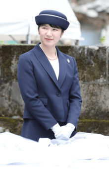 沖縄県を訪れ、対馬丸の犠牲者の慰霊碑「小桜の塔」に花を供えた愛子さま(2025年6月5日)