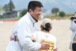マラソンを完走してゴールで待っていた小野瀬さんに迎えられる