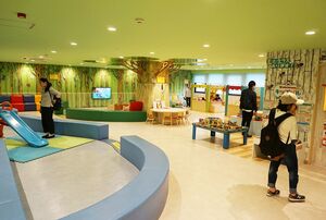 玩具売り場近くにつくられた『子どもの遊び場』。滑り台や裸足で遊べるスペースも