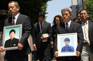 '14年5月、亡くした子どもの遺影を持って遺族が仙台地裁へ