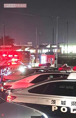 坂田武男容疑者が電話ボックスから110番通報後、身柄を拘束されたとみられる瞬間。パトカーが5、6台出動し、画像奥のパトカーの後部座席に乗せられたようだという。(読者提供)