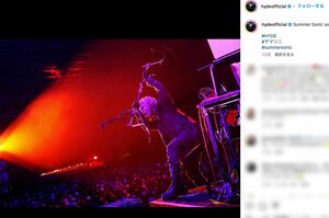 サマソニで客を沸かせるパフォーマンスをみせたHYDE(本人インスタグラムより)