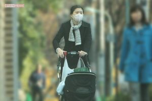 2008年、長男をベビーカーに乗せて買い物に出る篠原涼子