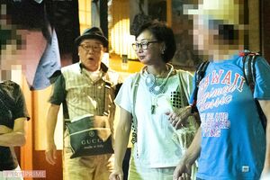 夜9時過ぎに寿司店から出てきた川上（右から2番目）と、友人で落語家の桂雀々（中央）