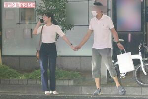 元『NMB48』の松岡知穂と実業家のX氏が手を繋ぎながら移動