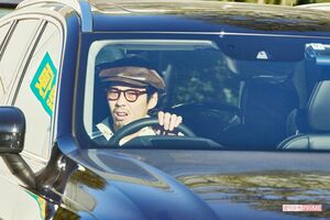 1月上旬の早朝、都心にある保育園に黒の高級外国産SUVを運転してやって来た賀来賢人