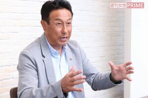 熱心にインタビューに答える宮本和知