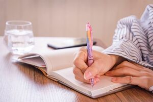 腸活4：“自分ホメ日記”でメンタルを整える※写真はイメージです