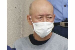 送検される服部繁雄容疑者＝6月19日、戸塚警察署　写真／共同通信