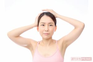 【NG動作】手の動きは、左右対称に。手を当てる位置が左右でずれていると、うまく持ち上げられない　モデル／いはらようこ（ミューズ）　撮影／菅沢健治