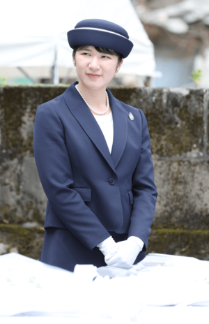 沖縄県を訪れ、対馬丸の犠牲者の慰霊碑「小桜の塔」に花を供えた愛子さま（2025年6月5日）