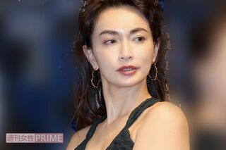 長谷川京子、“タトゥー”レストランオーナー彼氏と“堂々キス写真”を撮られた背…