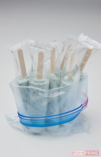 冷蔵庫　箱入りアイスをそのまま入れると、かさばる。冷凍用保存袋の上部を外側に折り、筒状にして立てて中身だけ収納