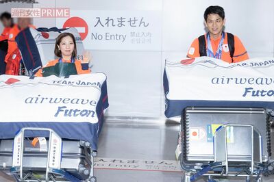 2026年2月24日、成田空港に到着したりくりゅう。出迎えたファンからは大きな歓声が上がった