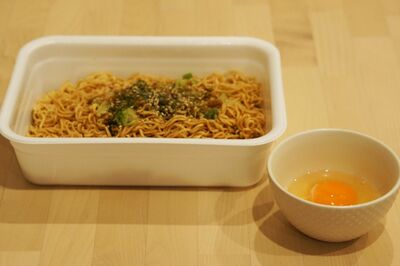 「ペヤングソースやきそば超大盛」と生卵