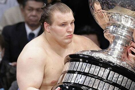 ウクライナ出身・安青錦が2場所連続優勝に前進！雅子さまも「感銘を受けた」と綴られた新大関の躍進と“師…