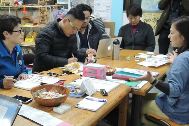 いわき市民放射能測定室を訪れ、測定法や数値について詳しく尋ねる台湾の市民団体