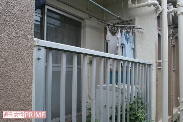 容疑者宅のベランダ。洗濯物は数年間、干しっぱなしで、洗濯機には植物が付着していた