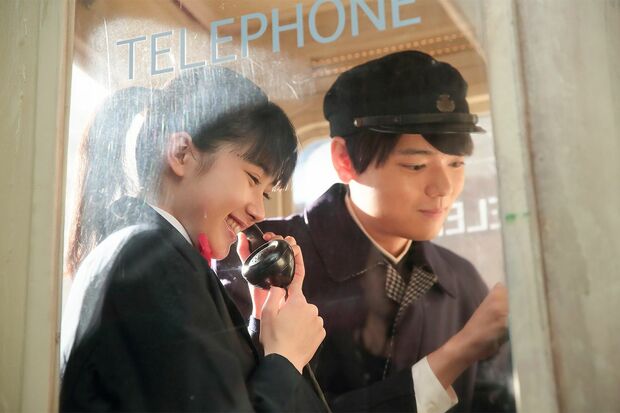 健太郎役の古川雄輝（右）　(c)NHK