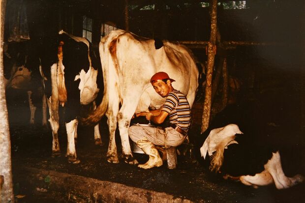 29歳で持った田老町の牧場にて。住宅兼牛舎は、山から切り出した木材と、拾ってきたトタン板で作った