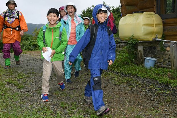 2018年8月、小学6年生の夏に福島県・裏磐梯（うらばんだい）高原の雄国沼周辺の林道をトレッキングされた悠仁さま。１〜6年生で構成する縦割り班のリーダーとして下級生のお世話をしたり、放課後にはお友達と手打ち野球を楽まれていた。