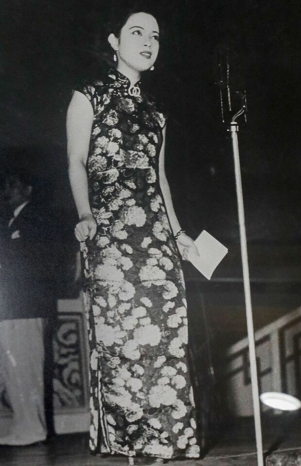 中国で生まれた山口は13歳のときに中国人歌手「李香蘭」としてデビュー。日本にたびたび来日し映画出演や歌手活動を行い『蘇州夜曲』『夜来香』などがヒットし人気に。終戦後は日本人として本名（山口淑子）で活動した