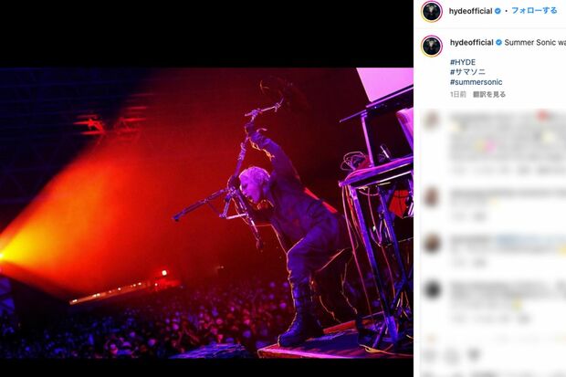 サマソニで客を沸かせるパフォーマンスをみせたHYDE（本人インスタグラムより）