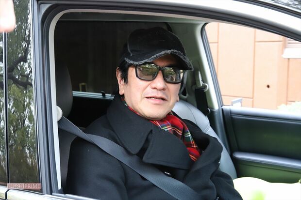 '19年、直撃取材に不敵な表情を浮かべる川崎麻世